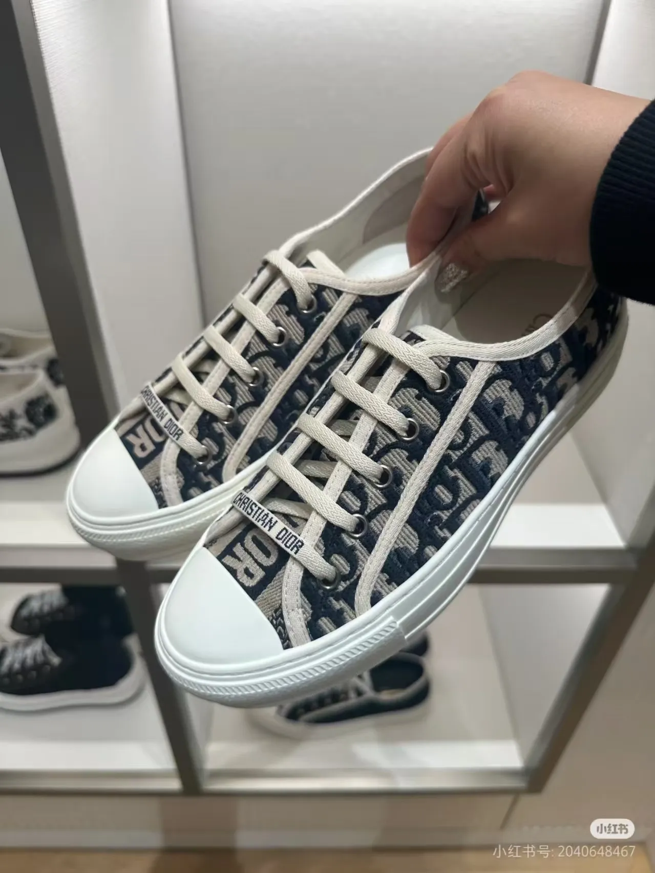 👟👟Ex-factory price 500👟👟 New arrival at D home, synchronized with the official website WALK N DIOR embroidered canvas shoes series, 100% cotton silk double-sided three-dimensional embroidery All the materials of this shoe are original molds, right down to the hardware, laces, outsole, PU midsole...the upper fabric is made of double-sided pure cotton silk three-dimensional electric embroidery. Each style looks colorful, but it does not make it difficult to match clothes. The entire series is like a piece of handicraft, unique!  ▪️Inner lining: full-grain mixed sheep and sheepskin ▪️Foot pads: same color cowhide, comfortable to the feet ▪️My last style is exactly the same as ZP, welcome to compare. My color scheme is the most complete, and the counter has a full set of packaging. Code number: 35-41